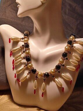 Beautiful Black & White Pearl Collar Necklace